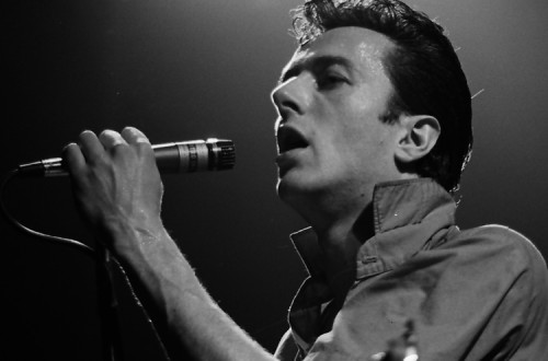 Joe Strummer e os the Clash num concerto no Tower Theater em Upper Darby, Pensilvânia, 1980. Foto de John Coffey/Flickr.