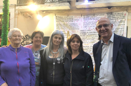 Catarina Martins e Manuel Grilo com as moradoras da Rua dos Lagares