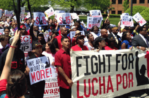 Fight for 15/Lucha por 15, imagem da campanha internacional dos trabalhadores da McDonald's.