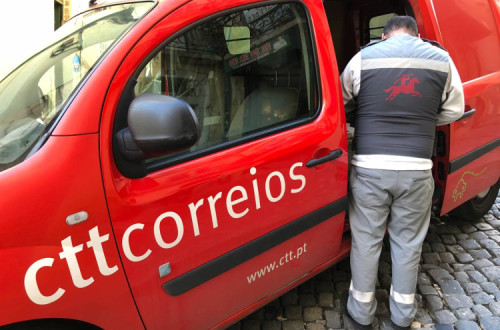 Trabalhador dos CTT. Foto de Paulete Matos.