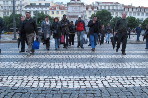 pessoas atravessam passadeira