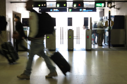 pessoa com trolley e mochila