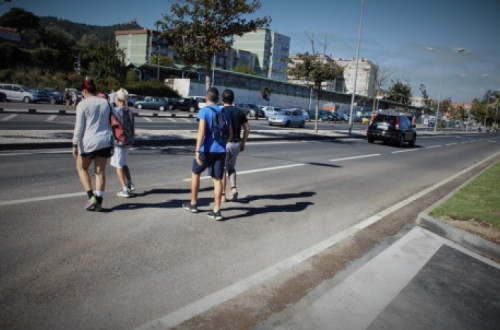 Faltam corredores seguros, sinalização e passeios junto da saída do parque, aponta o Bloco de Esquerda