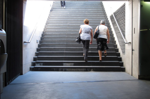 pessoas a subir escadaria