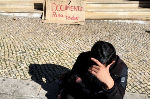 Os dois despachos, publicados em março e novembro de 2020, determinaram que estes imigrantes com processos de regularização pendentes podem aceder a todos os serviços públicos, designadamente para obtenção do número de utente.