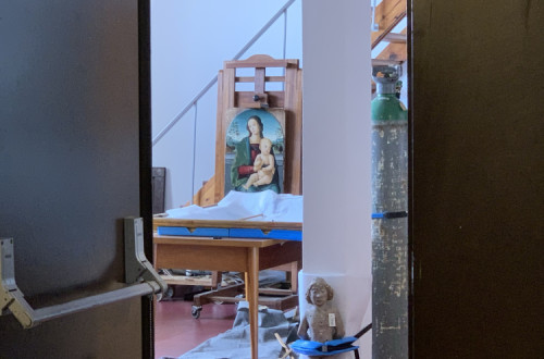 Pormenor do atelier de restauro do Museu Nacional de Arte Antiga, concebido para uma equipa de doze pessoas onde hoje trabalham apenas duas. Foto de Tiago Ivo Cruz.