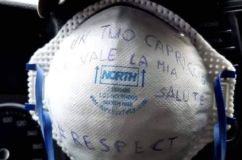 Máscara de proteção com mensagem de protesto. Foto de lavocedellelotte.it.