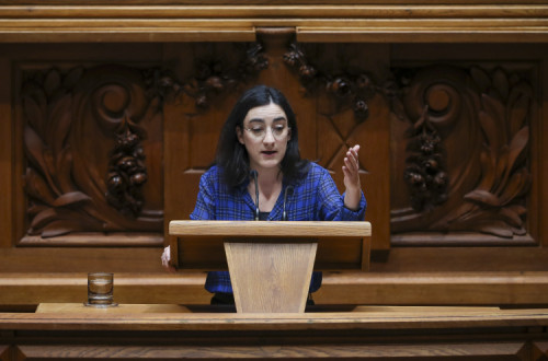A deputada Isabel Pires na Assembleia da República.