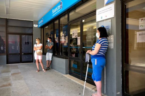 Pessoas à espera nas Finanças. Foto de Paulete Matos.