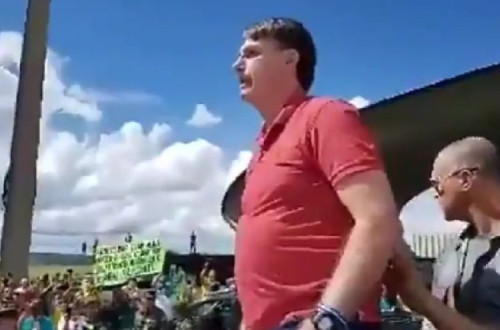 Bolsonaro discursa em manifestação que pediu intervenção militar diante do Quartel-General do Exército. Foto de reprodução de vídeo.