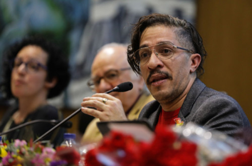 Jean Wyllys, Ana Cristina Santos e Boaventura de Sousa Santos na mesa da Conferência "Discursos de ódio e fake news da extrema direita e seus impactos nos modos de vida de minorias sexuais, étnicas e religiosas – o caso do Brasil" na Faculdade de Economia da Universidade de Coimbra, 26 de fevereiro de 2019 – Foto de Paulo Novais/Lusa