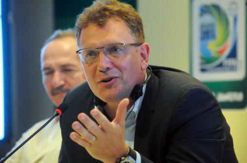 Valcke é acusado de receber suborno de Benny Alon, da JB Sports Marketing, no âmbito de um acordo da FIFA para a revenda de bilhetes do Mundial do Brasil.