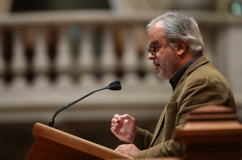 "A coragem, o conhecimento, a ponderação, o trabalho, enfim, a humanidade grande do João Semedo cunharam esta lei", declarou José Manuel Pureza. Foto de esquerda.net.