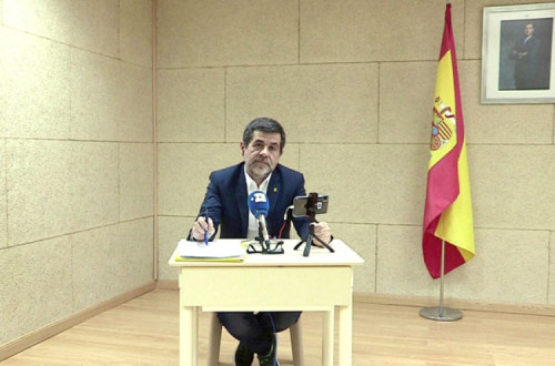 Jordi Sànchez falou por videoconferência no cenário montado pela direção da prisão de Soto del Real.