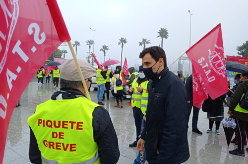 Para o deputado, estas empresas “aproveitaram o regime do lay off enquanto durou e logo se apressaram a abandonar estas pessoas em plena crise”.