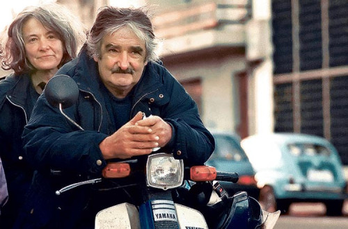 Ana, quando voltou a ser Lucía Topolansky, e Ulpiano, quando voltou a chamar-se Pepe Mujica. Na foto, o recomeço, quando vendiam flores no mercado de Montevidéu.