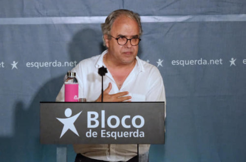 "Preocupam-nos as consequências gravosas que a alegada suspensão da marcação do atendimento a cidadãos estrangeiros, por parte do SEF, tem sobre a vida e os direitos básicos de imensas pessoas que estão numa situação muito vulnerável", afirma José Manuel Pureza