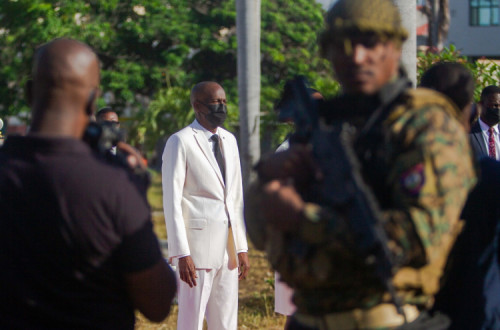 Jovenel Moise, que foi assassinado na madrugada de 7 de julho, aqui na cerimónia do Dia da Bandeira em Port-au-Prince, 18 de maio de 2021 – Foto de Jean Marc Herve Abelard/Epa/Lusa