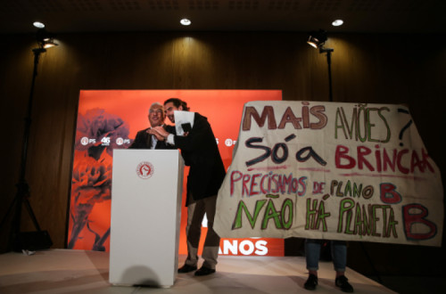 Jovens interrompem António Costa. Foto de Mário Cruz/Lusa.