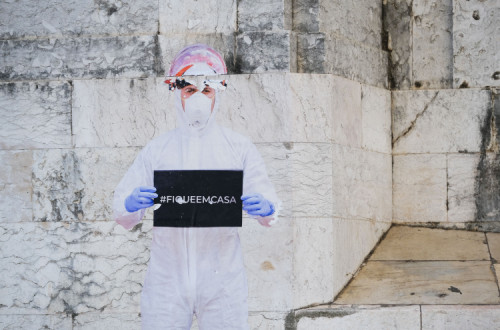 Pintura de parede em Lisboa a apelar ao confinamento. Agosto de 2020. Foto de Ana Mendes.