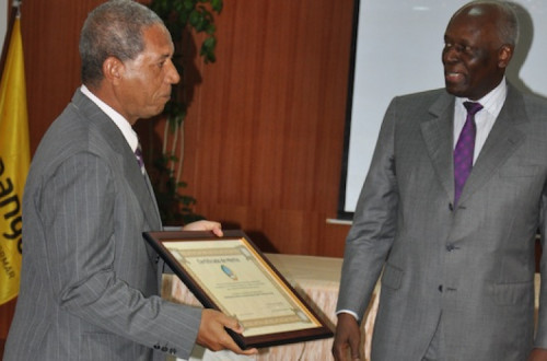 O general Kopelipa e o presidente José Eduardo dos Santos na atribuição de um diploma de mérito.