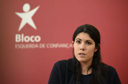 Bloco de Esquerda defende a alteração das regras de atribuição do subsídio de desemprego regular para facilitar o acesso a este por parte dos trabalhadores informais ou falsos recibos verdes em situação de maior precariedade. 