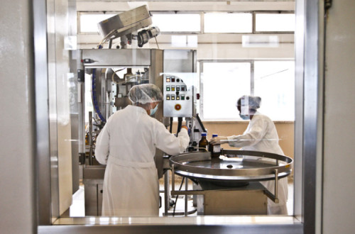 Laboratório Militar produz medicamentos que as farmacêuticas não têm interesse em fazer porque não são rentáveis, mas que salvam vidas e são indispensáveis ao tratamento de alguns doentes. Fotografia de Mário Cruz, LUSA 