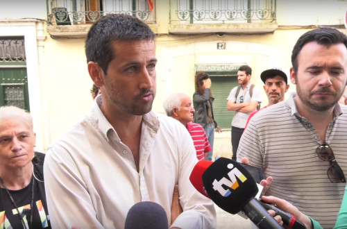 Assembleia Municipal aprovou por unanimidade uma recomendação “por uma solução de habitação digna” para as 16 famílias que moram na Rua dos Lagares n.º 25, na Mouraria