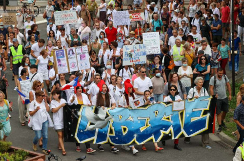 Manifestações contra o passe sanitário, França. Foto de La République des Pyrénées/Contretemps.