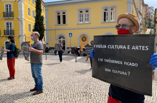 Profissionais da cultura empunha cartazes em protesto