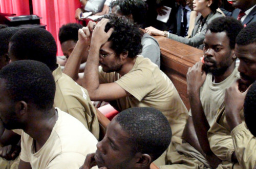 Luaty Beirão, entre os 15 ativistas, na primeira sessão do julgamento, em Luanda, Angola. Foto de Paulo Julião/LUSA, 16/11/2015. 