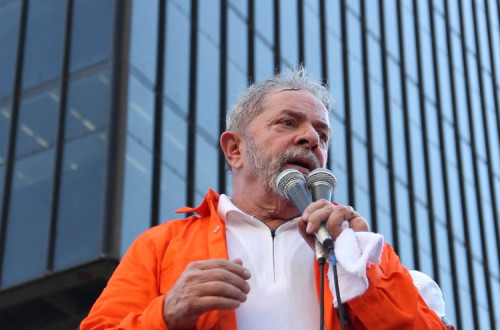 Até agora, Lula recusou entrar no governo, mas não esconde a pretensão de se candidatar em 2018