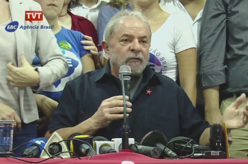 O ex-presidente Lula da Silva na conferência de imprensa que deu após o depoimento forçado. Imagem de vídeo da TVT/EBC