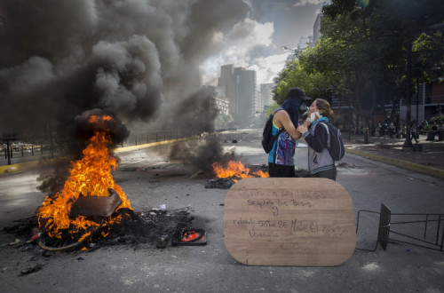 No dia em que Nicolás Maduro prometeu a paz, a violência ocupou as ruas de Caracas. Foto de Helena Carpio/EPA/Lusa, 30 julho de 2017.