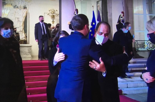 A eficácia de Macron é afinal apenas uma: o Egipto é o primeiro cliente da indústria de armamento francesa, mas o que é uma boa notícia para a indústria bélica francesa é uma má notícia para o Mundo, Macron abraça Sissi