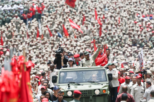 anunciou na comemoração do sétimo aniversário da Milicia Nacional Bolivariana (MNB), a sua expansão para 500 mil milicianos, ainda este ano