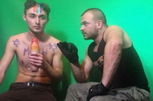 Maksim “Tesak” Martsinkevich (à direita) com uma das suas vítimas. 