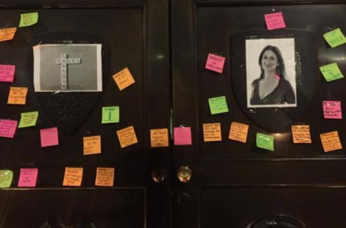 Também em Londres, em frente à Embaixada de Malta, esta segunda-feira à noite, juntaram-se dezenas de pessoas em vígilia por Daphne Caruana Galizia. 