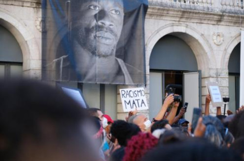 Manifestação em Lisboa em memória de Bruno Candé. Fotografia de Ana Mendes.