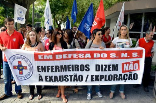 "Em defesa do SNS enfermeiros dizem Não à exaustão/exploração" - Foto de João Manuel Ribeiro/Lusa (arquivo)