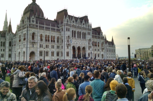 Praça do parlamento húngaro em Budapeste, via @beckerbastian