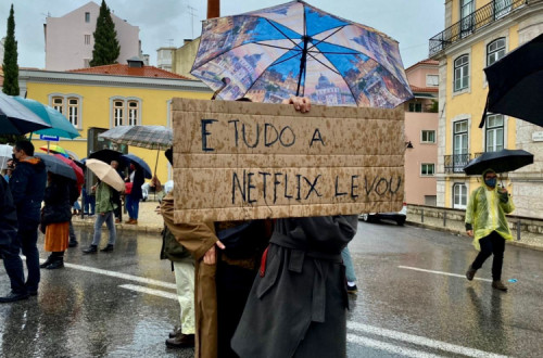 "E tudo  a Netflix levou", pode ler-se no cartaz da manifestação dos Estudantes pelo Cinema Português.
