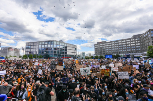 Manifestação antirracista enche a Alexanderplatz, em Berlim, 6 de junho de2020 – Foto Omer Messinger/Epa/Lusa