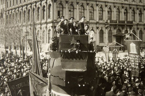 Manifestação de marinheiros em 1917 em Petrogrado. Créditos: fotografia de Pyotr Adolfovich Otsup. Krasnogorsk.