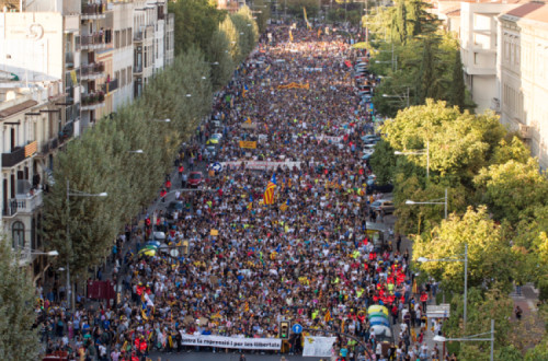 Manifestação contra a repressão e em defesa das liberdades em Lérida, Catalunha, 3 de outubro de 2017 – Foto de Mario Gascon/Epa/Lusa