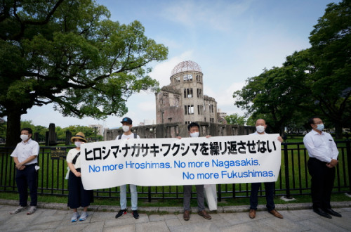 Manifestantes antinucleares seguram faixa junto ao Memorial da Paz de Hiroshima, 6 de agosto de 2020 – Foto de Dai Kurokawa/Lusa/Epa