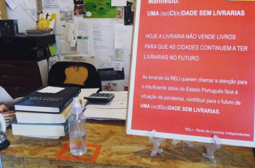 Manifesto na livraria Fonte de Letras – Foto da página da livraria no facebook, facebook.com/fontedeletras 