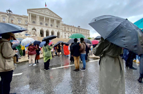 Estudantes de cinema em frente ao Parlamento esta terça-feira