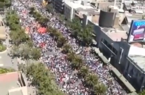 Multidão no centro de Santiago quarta-feira. Fotograma de vídeo no Twitter