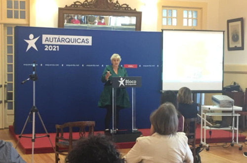 “Quem não tem viatura própria, é obrigado a fazer uma viagem de 45 minutos e depois esperar várias horas pelo comboio”, explica Manuela Antunes.